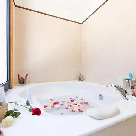 Villa Sleeps 6 With Pool Private & Sauna
