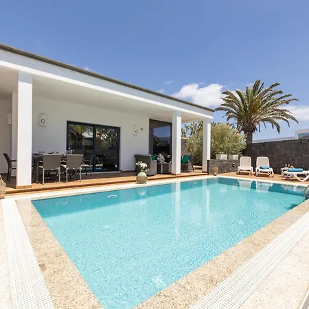 Villa Sleeps 6 With Pool Private & Sauna Playa Blanca (Lanzarote)