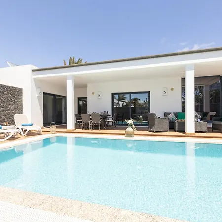 Villa Sleeps 6 With Pool Private & Sauna *